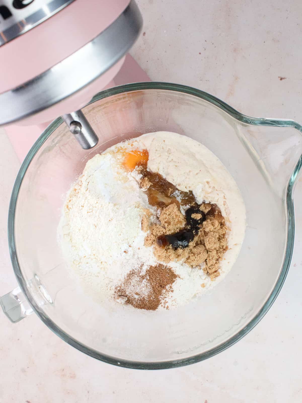 Yeast, flour, vanilla, egg, yolk, milk powder, sugar, salt and nutmeg in a glass bowl