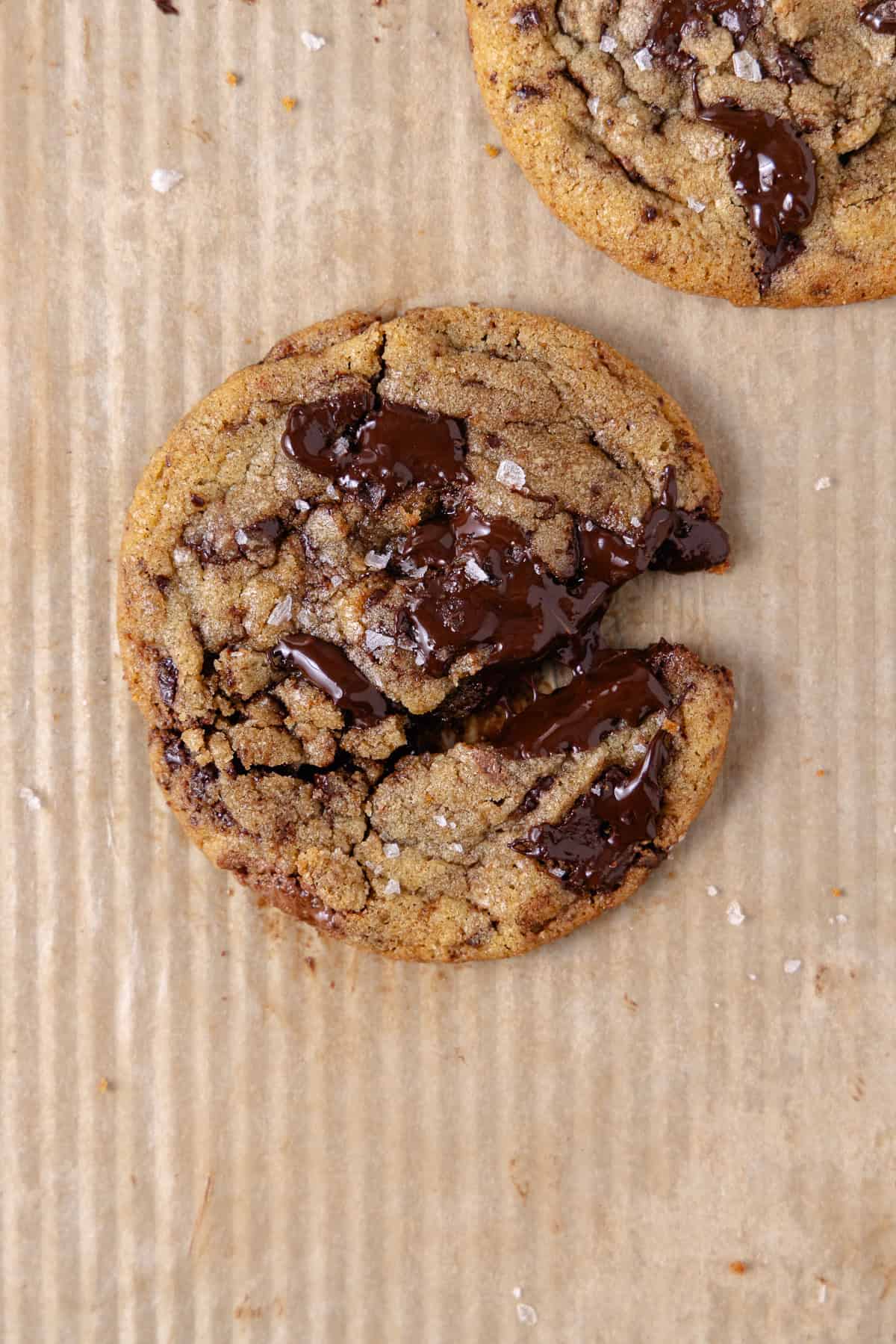 Close up brown butter chocolate chip cookie on a cookies tray.