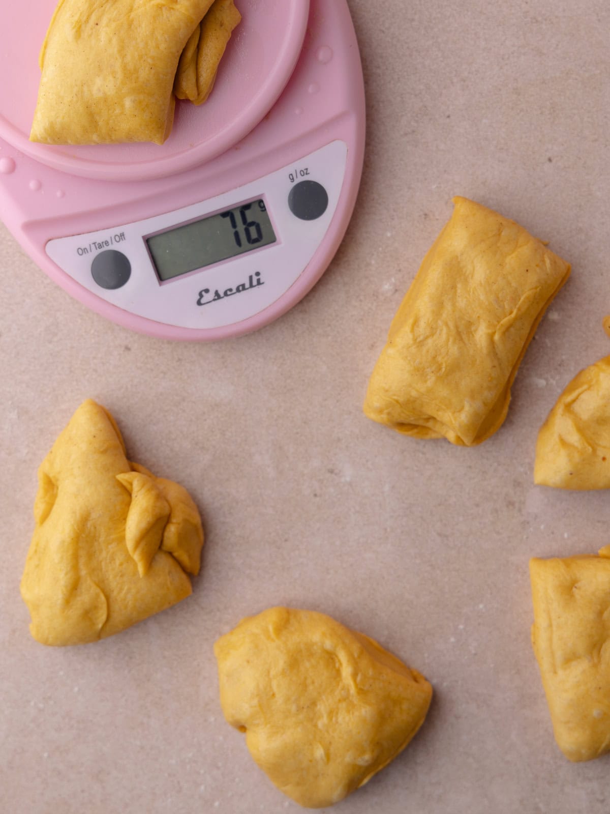 The dough is divided into 6 equal parts with the help of a digital scale.