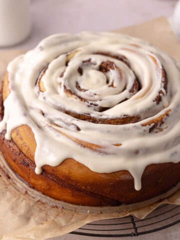 Giant cinnamon roll cake featured photo.